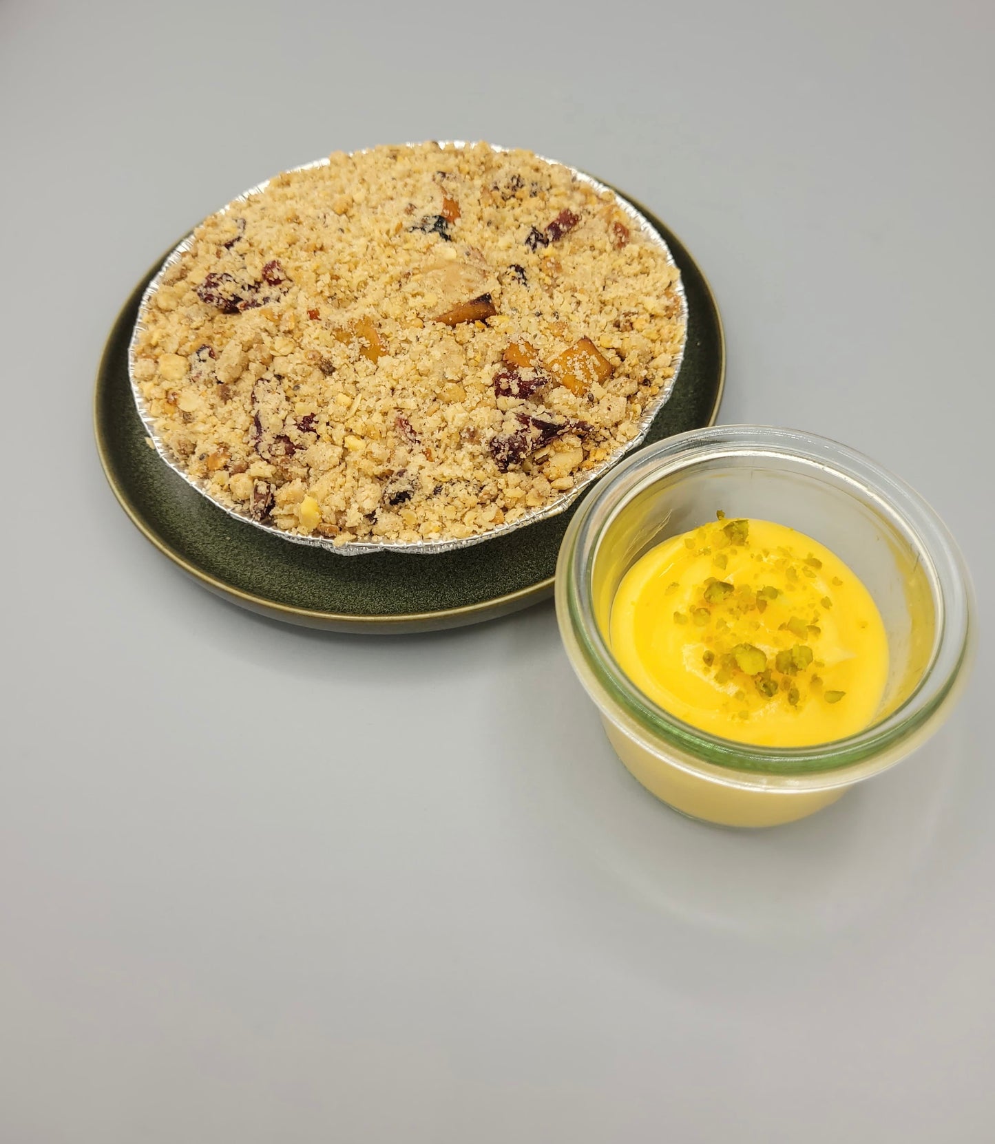 Bratapfelcrumble mit Sanddorn-Schmandcreme