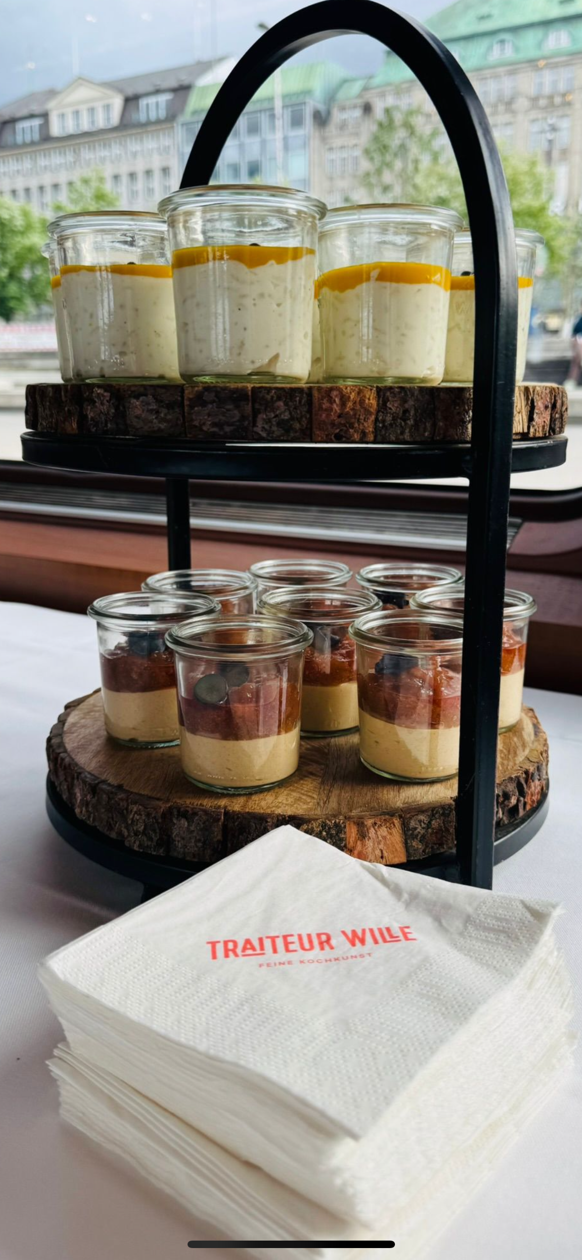 Haselnuss-Baumkuchenmousse mit Birnen-Cranberryragout